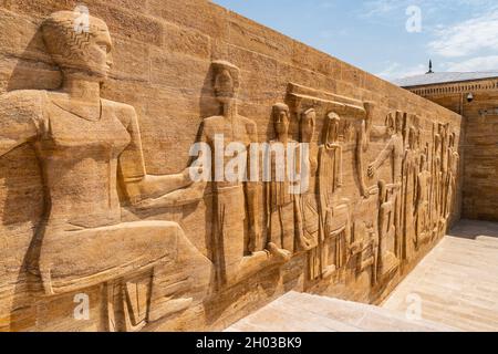 Ankara Anitkabir Monumento Ataturk Mausoleo spettacolare vista mozzafiato delle sculture incise sul muro Foto Stock