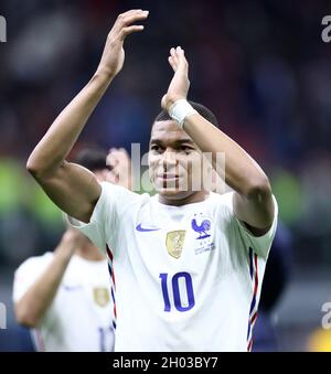 Milano, Italia. 10 Ott 2021. Il francese Kylian Mbappe festeggia dopo la partita finale della UEFA Nations League tra Francia e Spagna a Milano, 10 ottobre 2021. Credit: Str/Xinhua/Alamy Live News Foto Stock