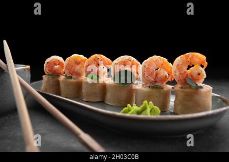 Sushi rotolini con omelette, gamberetti e bastoncini di granchio Foto Stock