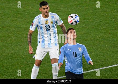 Buenos Aires, Argentina. 10 Ott 2021. Brian Rodriguez (a destra) dell'Uruguay e Cristian Romero (a sinistra) dell'Argentina sono visti in azione durante la gara di qualificazione della Coppa del mondo FIFA 2022 Qatar tra Argentina e Uruguay a Buenos Aires.(Punteggio finale; Argentina 3:0 Uruguay) Credit: SOPA Images Limited/Alamy Live News Foto Stock