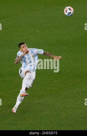 Buenos Aires, Argentina. 10 Ott 2021. Leandro Paredes of Argentina visto in azione durante la Coppa del mondo FIFA 2022 Qatar di qualificazione tra Argentina e Uruguay a Buenos Aires.(Punteggio finale; Argentina 3:0 Uruguay) (Foto di Manuel Cortina/SOPA Images/Sipa USA) Credit: Sipa USA/Alamy Live News Foto Stock