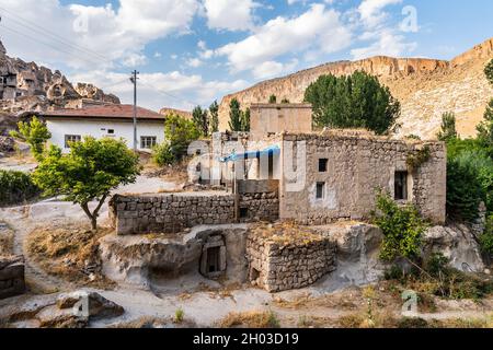 La Valle di Soganli offre una vista mozzafiato e pittoresca delle Case del Villaggio in un giorno di cielo blu in estate Foto Stock