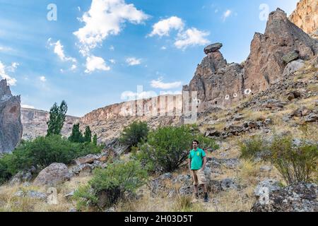 La Valle di Soganli offre una vista mozzafiato e pittoresca delle case in pietra e dei chiostri in un giorno del cielo blu in estate Foto Stock