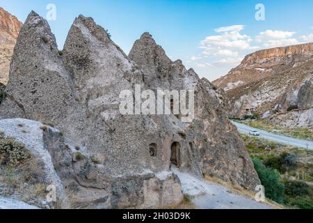 La Valle di Soganli offre una vista mozzafiato e pittoresca delle case in pietra e dei chiostri in un giorno del cielo blu in estate Foto Stock