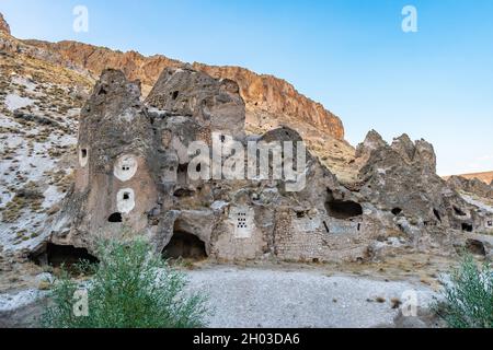 La Valle di Soganli offre una vista mozzafiato e pittoresca delle case in pietra e dei chiostri in un giorno del cielo blu in estate Foto Stock