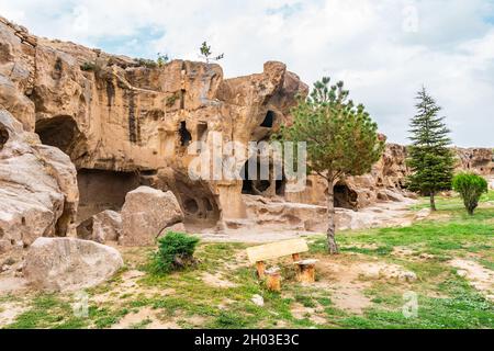 Il monastero di Gumusler offre viste pittoresche mozzafiato delle case e delle chiese in pietra in un giorno del cielo blu in estate Foto Stock