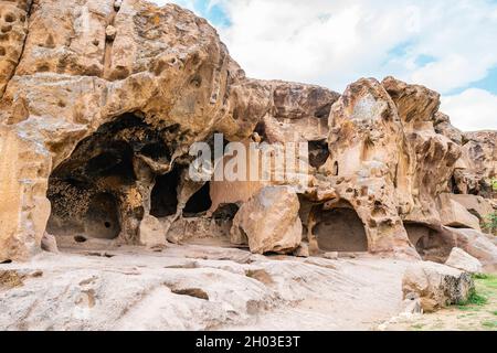 Il monastero di Gumusler offre viste pittoresche mozzafiato delle case e delle chiese in pietra in un giorno del cielo blu in estate Foto Stock