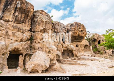 Il monastero di Gumusler offre viste pittoresche mozzafiato delle case e delle chiese in pietra in un giorno del cielo blu in estate Foto Stock