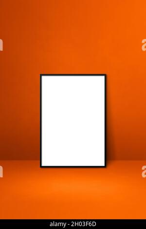 Cornice nera appoggiata su una parete arancione. Modello mockup vuoto Foto Stock