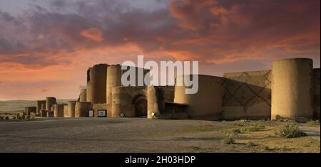 Porta d'ingresso della Città Antica di Ani. Vista sulle mura storiche del castello di Ani all'alba. Mattina d'estate. ANI , Kars, Turchia Foto Stock