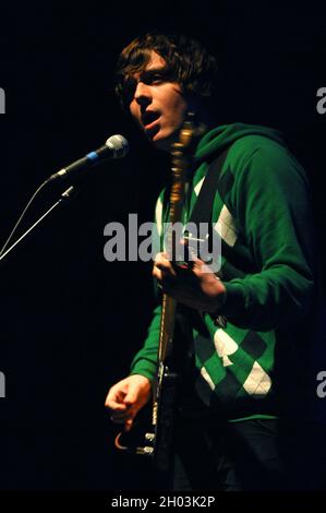 Milano Italia 2007-03-18 : concerto dal vivo della band Arctic Monkeys al Rolling Stones , il bassista Nick o'Malley Foto Stock