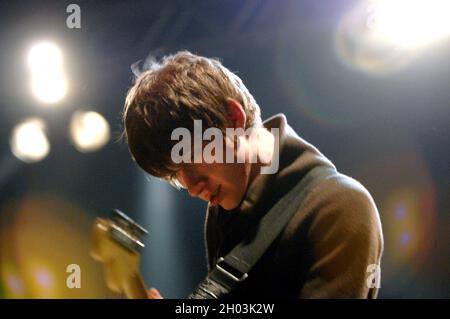 Milano Italia 2007-03-18 : concerto dal vivo della band Arctic Monkeys al Rolling Stones , cantante e chitarrista Alex Turner Foto Stock