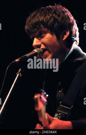 Milano Italia 2007-03-18 : concerto dal vivo della band Arctic Monkeys al Rolling Stones , cantante e chitarrista Alex Turner Foto Stock