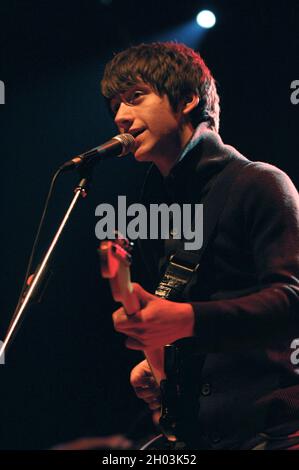 Milano Italia 2007-03-18 : concerto dal vivo della band Arctic Monkeys al Rolling Stones , cantante e chitarrista Alex Turner Foto Stock