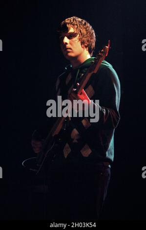 Milano Italia 2007-03-18 : concerto dal vivo della band Arctic Monkeys al Rolling Stones , il bassista Nick o'Malley Foto Stock