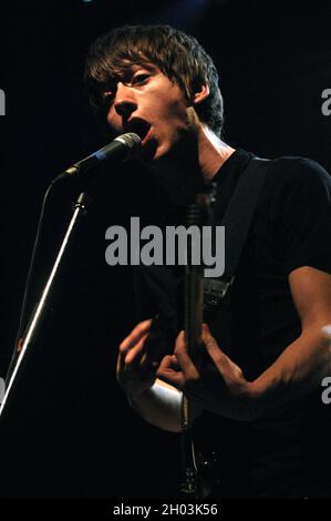Milano Italia 2007-03-18 : concerto dal vivo della band Arctic Monkeys al Rolling Stones , cantante e chitarrista Alex Turner Foto Stock