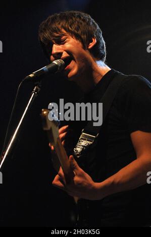 Milano Italia 2007-03-18 : concerto dal vivo della band Arctic Monkeys al Rolling Stones , cantante e chitarrista Alex Turner Foto Stock