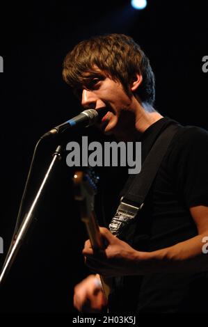 Milano Italia 2007-03-18 : concerto dal vivo della band Arctic Monkeys al Rolling Stones , cantante e chitarrista Alex Turner Foto Stock