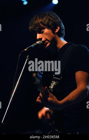 Milano Italia 2007-03-18 : concerto dal vivo della band Arctic Monkeys al Rolling Stones , cantante e chitarrista Alex Turner Foto Stock