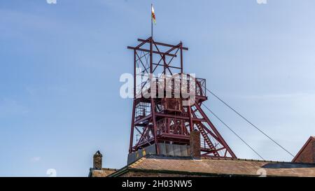 Blaenavon, Monmouthshire Galles UK Ottobre 10 2021 ruota e verricello testa della miniera di carbone al Welsh Heritage Museum Big Pit a Blaenafon Galles Foto Stock