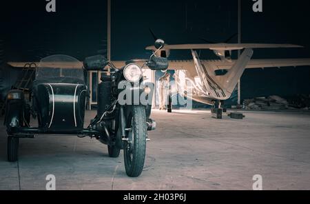 3 luglio 2021, Russia, Kemerovo, manutenzione di un piccolo aeroplano in hangar con bici Foto Stock