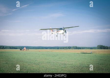 3 luglio 2021, Russia. Kemerovo, piccolo aereo si avvicina al terreno per l'atterraggio Foto Stock