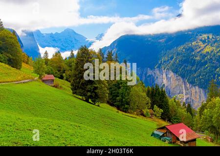 Paesaggio alpino del villaggio di Lauterbrunnen, distretto di Interlaken-Oberhasli, Oberland Bernese, Cantone di Berna, Svizzera. Le Cascate di Staubbach sono il tiro Foto Stock
