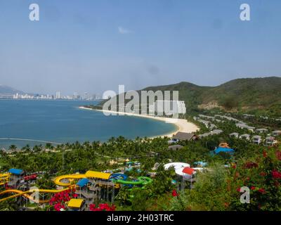 Nha Trang City, Vietnam - 08 marzo 2020: Vista aerea del Vinpearl Resort, hotel e parco acquatico in Vinpearl Amusement Park, Nha Trang, Vietnam Foto Stock