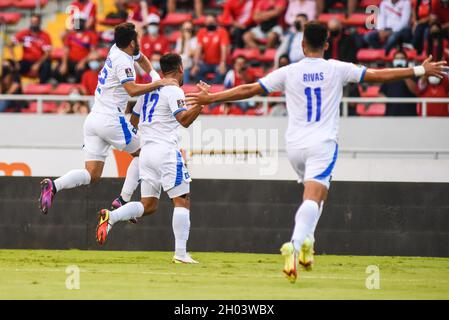 SAN JOSE, Costa Rica: I giocatori di El Salvador festeggiano dopo aver segnato per primo durante la vittoria del Costa Rica 2-1 su El Salvador nel CONCACACAF FIFA World Foto Stock