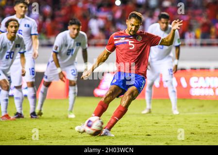 SAN JOSE, Costa Rica: Celso Borges segna il secondo gol per la Costa Rica durante la vittoria del Costa Rica 2-1 su El Salvador nel CONCACACAF FIFA World Foto Stock