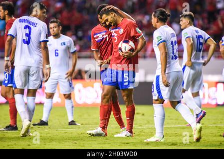 SAN JOSE, Costa Rica: Celso Borges prima di sparare un calcio di rigore e segnare Costa Rica secondo gol durante la vittoria 2-1 Costa Rica su El Salvador Foto Stock