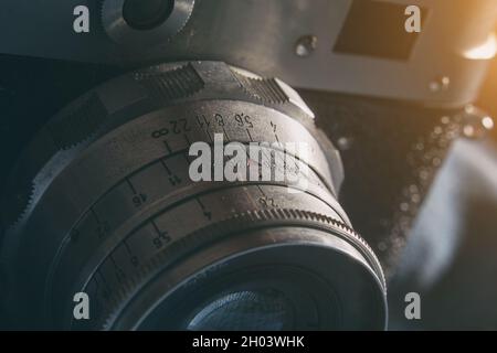 Primo piano del vecchio obiettivo con fotocamera analogica Foto Stock