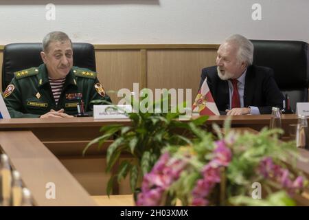 21 febbraio 2019, Mosca, Russia: Comandante del distretto centrale della Guardia russa, generale Igor Golloyev (sinistra), E il rappresentante ufficiale di Roggvardia Valery Gribakin (a destra) parlano con i giornalisti in un incontro nel Distretto Centrale della Guardia Nazionale. Ogni anno, alla vigilia del Difensore della Giornata della Patria, l'Unione dei giornalisti di Mosca detiene il tradizionale ''Battle Alert for Journalists''. Nel 2019, l'incontro si è svolto in un formato diverso. Il colonnello generale Igor Golloyev, comandante del distretto centrale della Guardia Nazionale della Federazione Russa, ha ricevuto il viaggio Foto Stock