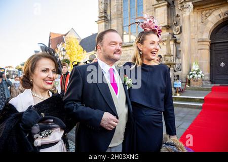 09 ottobre 2021, bassa Sassonia, Bückeburg: Il principe Alexander zu Schaumburg-Lippe arriva alle nozze della chiesa con la principessa Mahkameh (non raffigurata) accanto alla madre della sposa Shahrzad Akhavan (l) e la sua prima ex-moglie e serva d'onore, la principessa Lilly zu Sayn-Wittgenstein-Berleburg (r), presso la chiesa cittadina di Bückeburg. Foto: Moritz Frankenberg/dpa Foto Stock