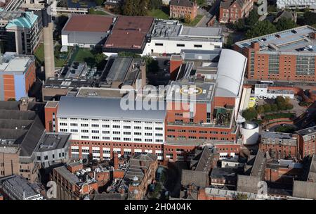 Vista aerea dell'infermeria generale di Leeds da sud con l'eliporto prominente Foto Stock