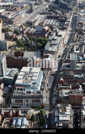 Vista aerea della Headrow guardando verso est verso il fondo di Eastgate, Leeds, West Yorkshire Foto Stock