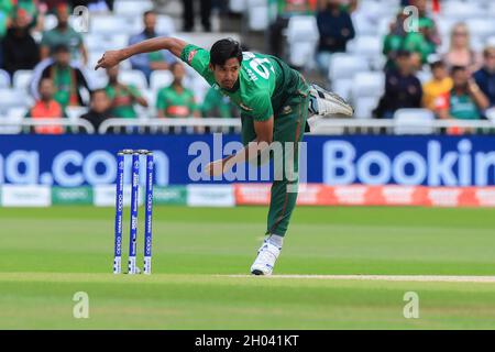 Il giocatore di cricket del Bangladesh Mustafizur Rahman in azione durante la 26a partita, ICC (International Cricket Conference) Cricket World Cup tra Bangladesh e Australia a Nottingham in Inghilterra.Australia ha vinto da 48 corse. Foto Stock