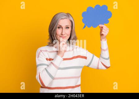 Foto di hairdo grigio ottimista vecchia donna tenere bolla indossare maglione bianco isolato su sfondo giallo Foto Stock