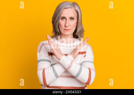 Foto di arrabbiato bianco hairdo anziano signora braccia incrociate indossare maglione isolato su sfondo giallo Foto Stock