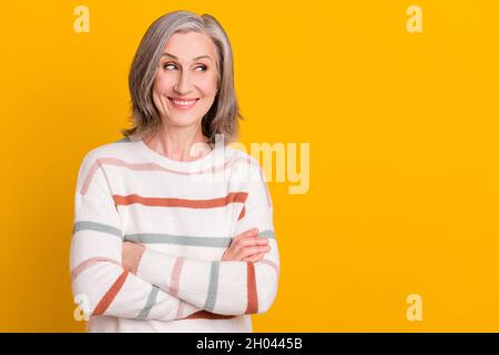 Ritratto di attraente curioso allegro grigio-capelli donna indovinare copia spazio isolato su sfondo giallo brillante Foto Stock