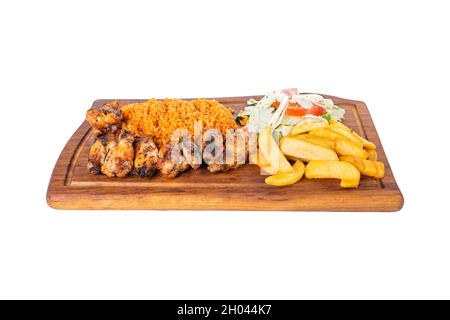 Ali di pollo alla griglia turche. Con verdure, patatine fritte, bulgur in un piatto di legno su sfondo bianco. Tavuk kanat, kanat izgara, tavuk Foto Stock