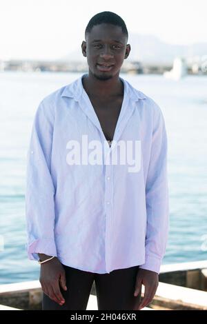 Ibrahim Koma partecipa al Tour du monde en 80 jours Fotocall durante la quarta edizione del Festival Internazionale di Cannes (Canneseries) a Cannes, Francia meridionale, il 10 ottobre 2021. Foto di David Niviere/ABACAPRESS.COM Foto Stock