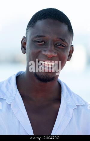 Ibrahim Koma partecipa al Tour du monde en 80 jours Fotocall durante la quarta edizione del Festival Internazionale di Cannes (Canneseries) a Cannes, Francia meridionale, il 10 ottobre 2021. Foto di David Niviere/ABACAPRESS.COM Foto Stock