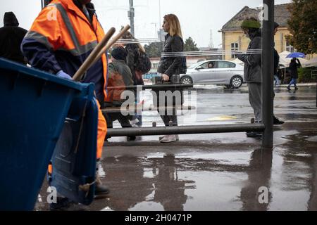 Belgrado, Serbia, 7 ottobre 2021: Passeggeri in attesa di un autobus urbano sotto la pioggia Foto Stock