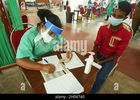 Colombo, Sri Lanka. 11 ottobre 2021. Gli operatori sanitari dello Sri Lanka inoculano un vaccino contro il coronavirus degli studenti universitari contro il COVID-19 presso la Sri Jayawardenapura University di Colombo il 11 ottobre 2021. (Foto di Krishan Kariyawasam/Pacific Press) Credit: Pacific Press Media Production Corp./Alamy Live News Foto Stock