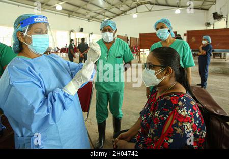 Colombo, Sri Lanka. 11 ottobre 2021. Gli operatori sanitari dello Sri Lanka inoculano un vaccino contro il coronavirus degli studenti universitari contro il COVID-19 presso la Sri Jayawardenapura University di Colombo il 11 ottobre 2021. (Foto di Krishan Kariyawasam/Pacific Press) Credit: Pacific Press Media Production Corp./Alamy Live News Foto Stock