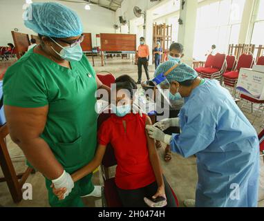 Colombo, Sri Lanka. 11 ottobre 2021. Gli operatori sanitari dello Sri Lanka inoculano un vaccino contro il coronavirus degli studenti universitari contro il COVID-19 presso la Sri Jayawardenapura University di Colombo il 11 ottobre 2021. (Foto di Krishan Kariyawasam/Pacific Press) Credit: Pacific Press Media Production Corp./Alamy Live News Foto Stock