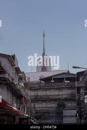 Vista della città di Bangkok con Casa e edificio alto e moderno e tempio tailandese che coesistono perfettamente. Nessuna messa a fuoco, in particolare. Foto Stock