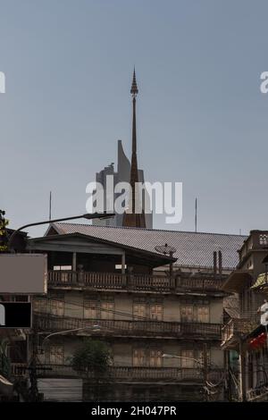 Vista della città di Bangkok con Casa e edificio alto e moderno e tempio tailandese che coesistono perfettamente. Nessuna messa a fuoco, in particolare. Foto Stock