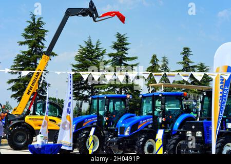 Nuovi modelli di trattore all'esposizione agricola per esposizione all'aperto Foto Stock
